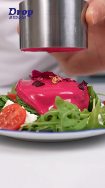 Bánh Crepe Rau Chân Vịt với Phô Mai Feta & Sốt Sữa Chua Củ Dền 🥬💖